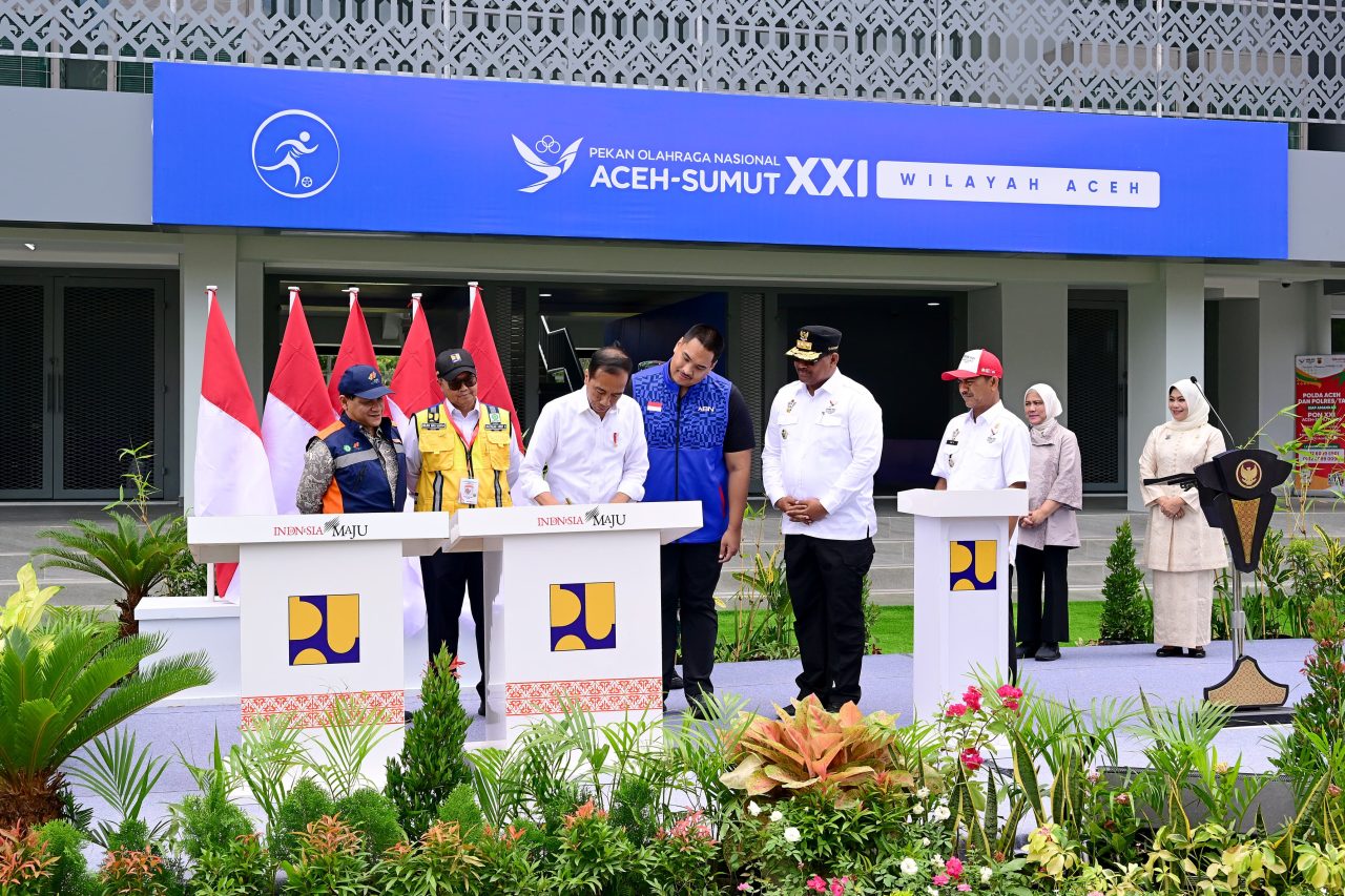 Presiden Jokowi (tiga dari kiri) saat meresmikan venue PON XXI di Aceh. (Foto/Setpres)