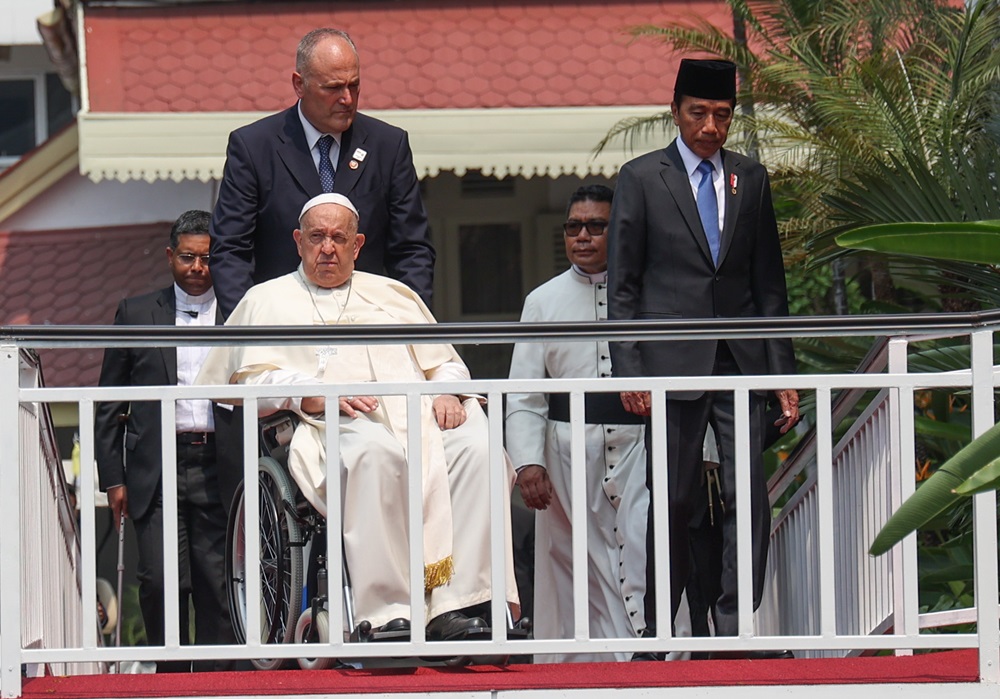 Paus Fransiskus (kiri) dan Presiden Joko Widodo (Jokowi). (Foto/Indonesia Papal Visit Committee).