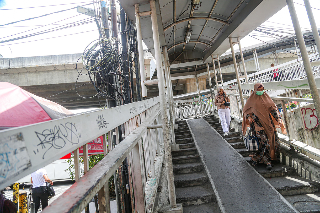 Warga melintas diJembatan Penyebrangan Orang (JPO) Permai Koja di Jalan Lorong 104 Timur, Koja, Jakarta Utara, Selasa (17/9/2024).(BeritaNasional.com/ Oke Atmaja)