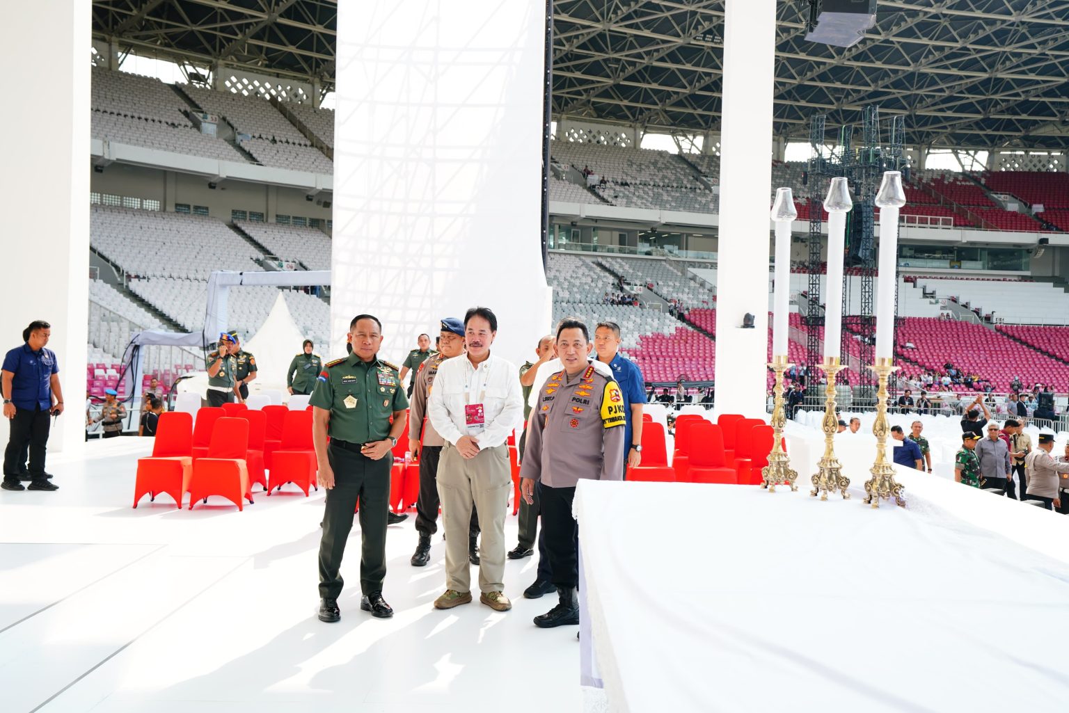 Kapolri Jenderal Listyo Sigit Prabowo (kanan) bersama Panglima TNI Jenderal Agus Subiyanto saat meninjau GBK. (Foto/Humas Polri)