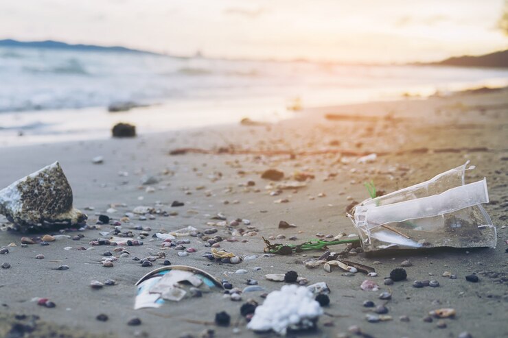 Kebocoran sampah plastik ke laut. (Foto/Freepik)