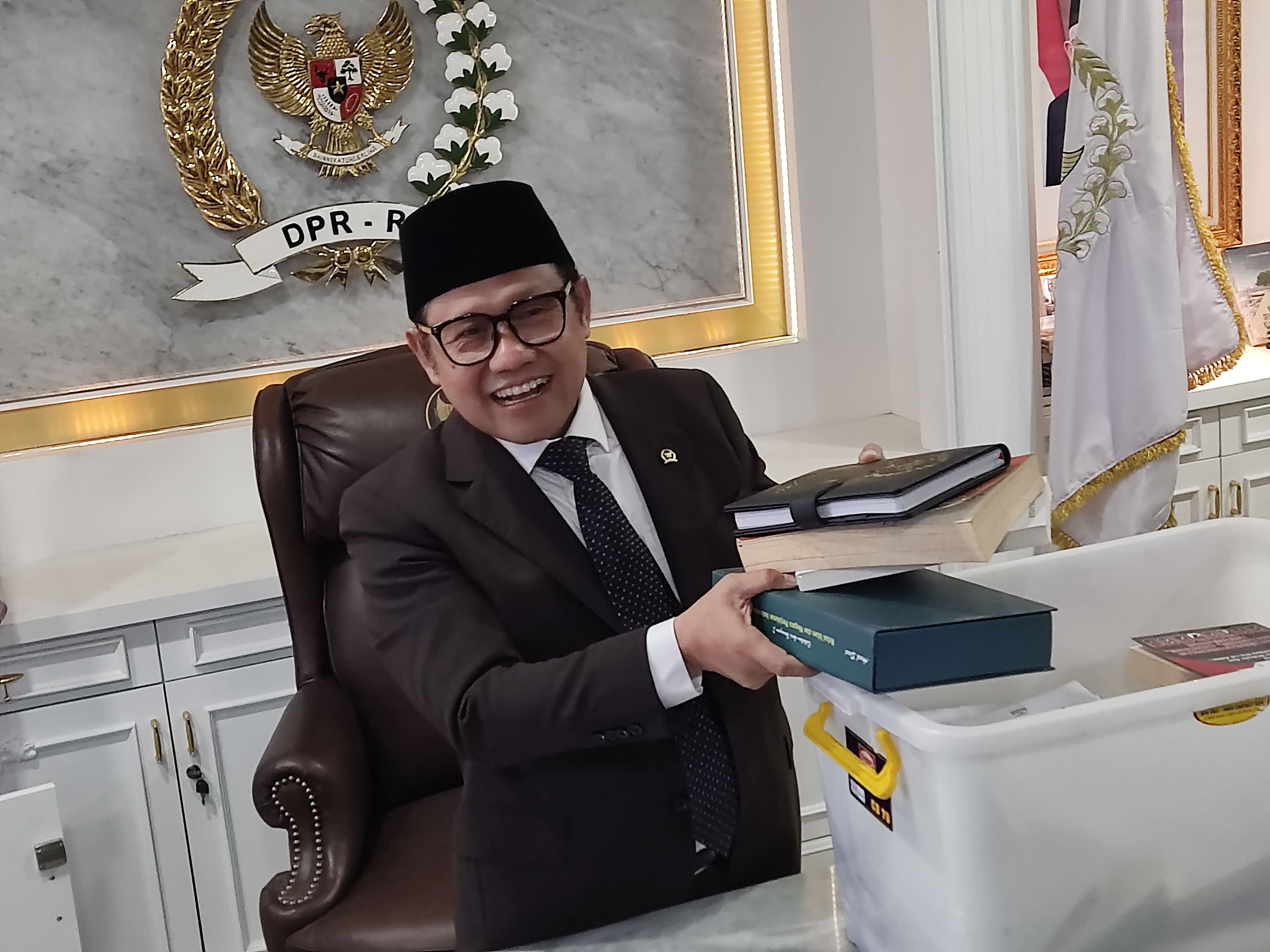 Wakil Ketua DPR Muhaimin Iskandar saat mengemasi buku-buku di ruang kerjanya, Gedung Parlemen. (BeritaNasional/Ahda)