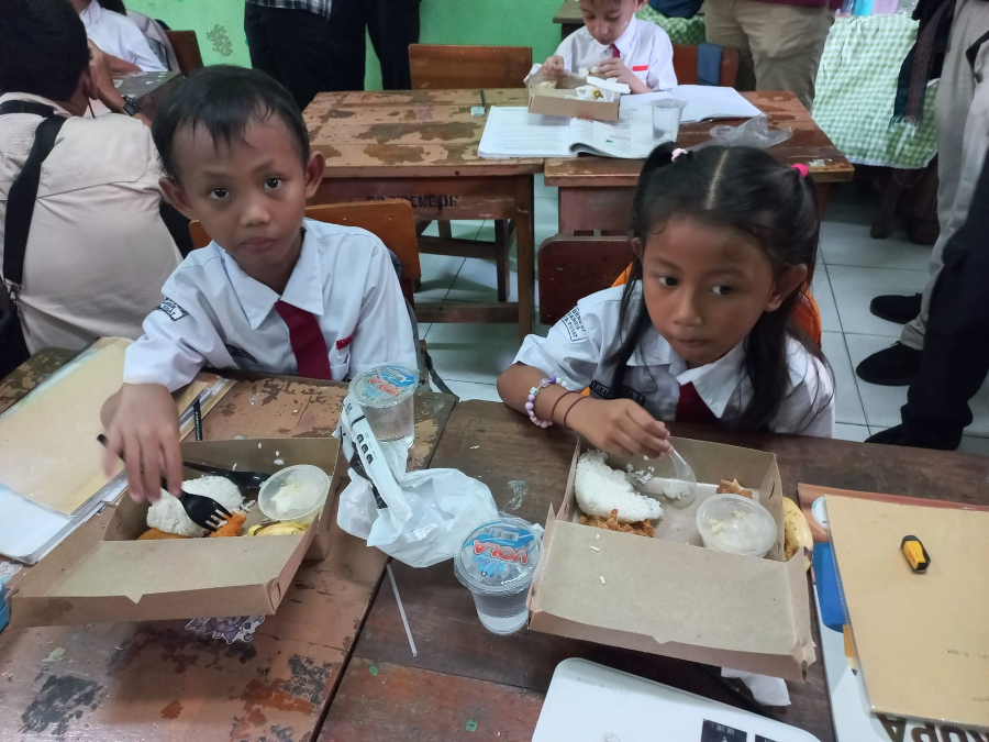 Uji coba makan bergizi gratis berlangsung di SDN Cideng 07, Gambir, Jakarta Pusat. (BeritaNasional/Lydia)