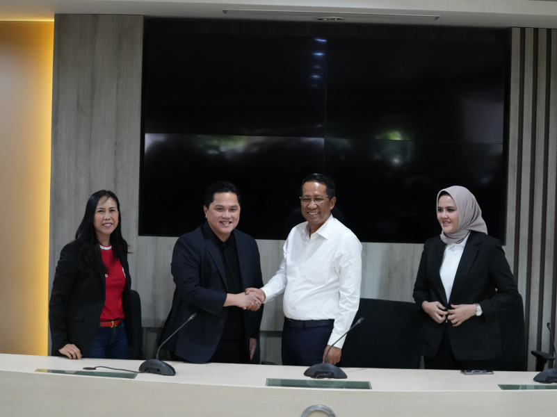 Ketum PSSI Erick Thohir saat bertemu Menkumham Supratman Andi Agtas. (Foto/PSSI).