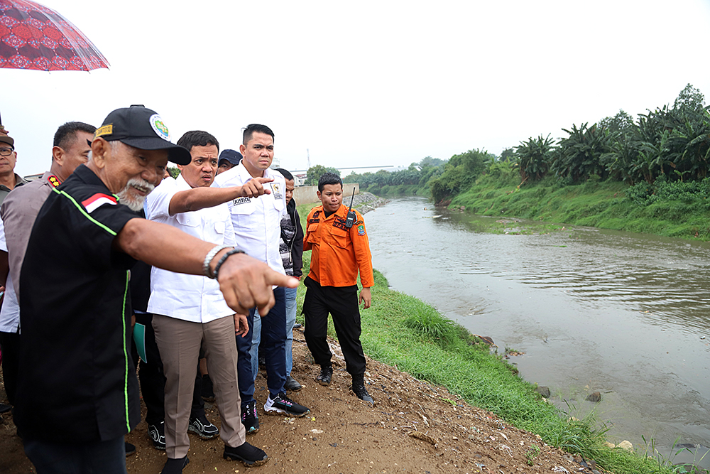 Wakil Ketua Komisi III  DPR RI, Habiburakhman bersama anggota lainnya meninjau lokasi penemuan 7 jenazah remaja di kali Bekasi. (BeritaNasional/Elvis Sendouw)