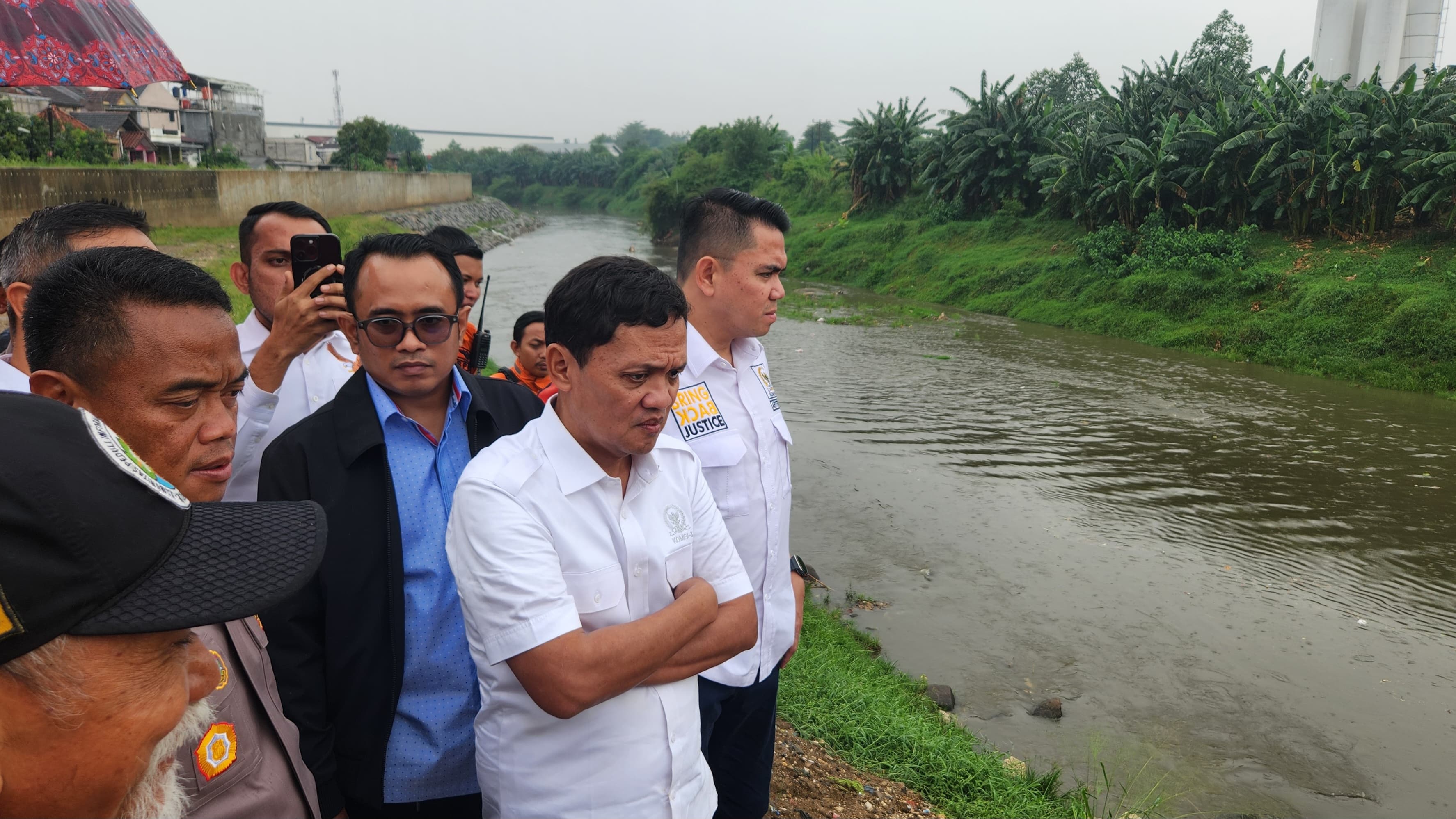 Momen Komisi III DPR RI meninjau tempat ditemukannya tujuh jasad remaja yang mengambang di Kali Bekasi. (BeritaNasional/Panji Septo)