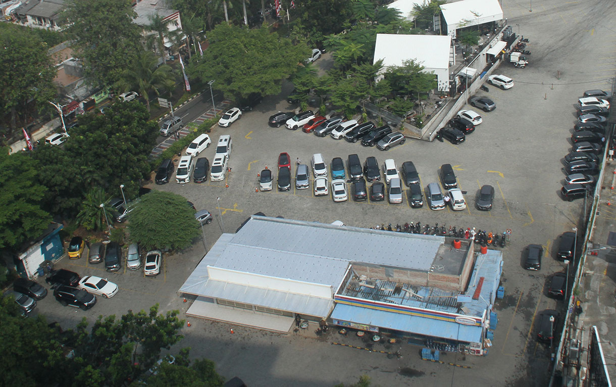 Sejumlah kendaraan parkir di tempat parkir Jl. Medan Merdeka Barat, Jakarta, Senin (30/9/2024). (BeritaNasional.com/Oke Atmaja)