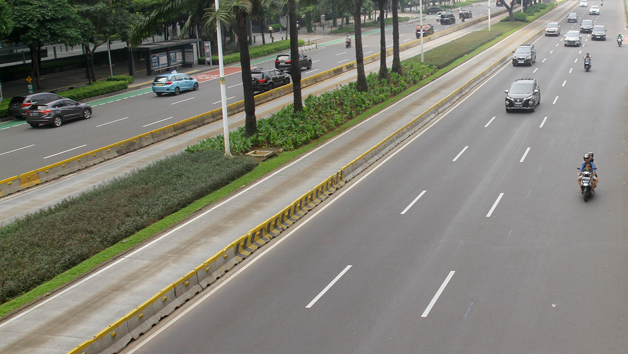 Sejumlah kendaraan melintas di jalan Jenderal Sudirman, Jakarta, Senin (16/9/2024).(BeritaNasional.com/ Oke Atmaja)