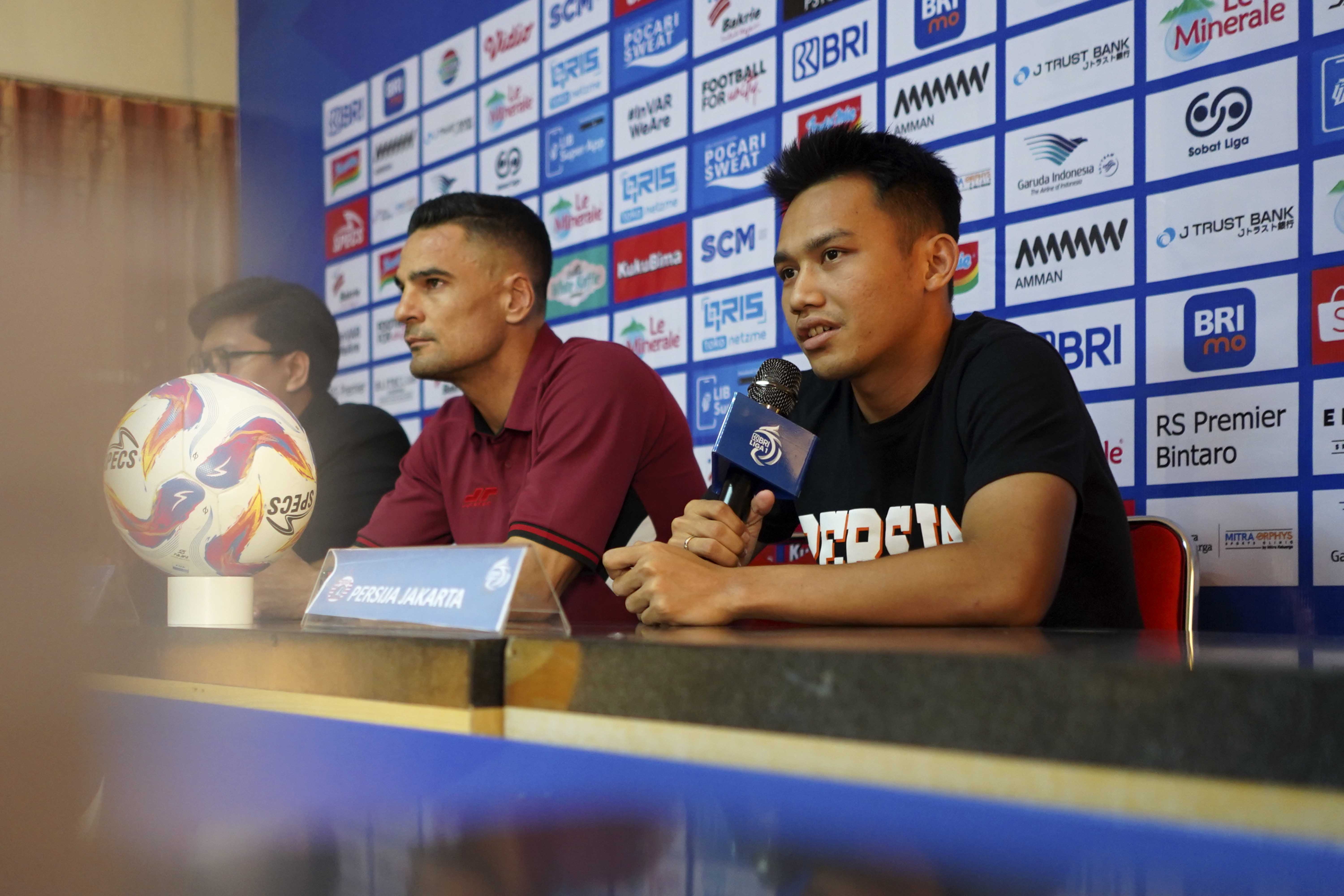 Pemain Persija Witan Sulaeman (kanan) dan Pelatih Persija Carlos Pena (tengah). (Foto/Persija.id).