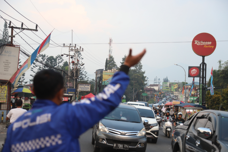 Polisi sedang mengurai kemacetan di Puncak, Bogor. (BeritaNasional/Elvis)