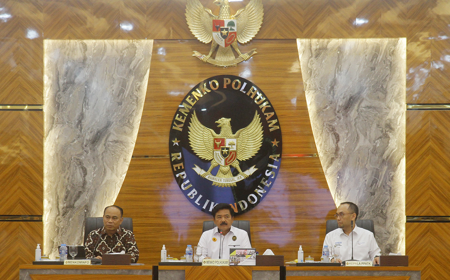 Menko Polhukam Hadi Tjahjanto saat memimpin rapat di kantornya. (BeritaNasional/Oke Atmaja)