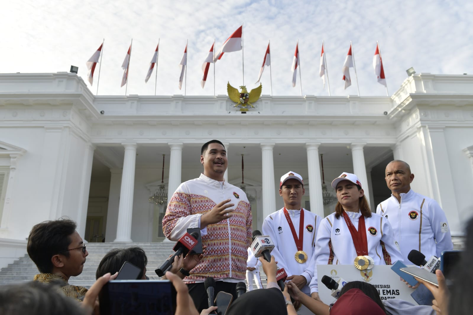 Menpora Dito Ariotedjo (kiri) bersama atlet para yang berjuang di Paralimpiade Paris 2024 di Istana Negara. (Foto/Dokumentasi Kemenpora)