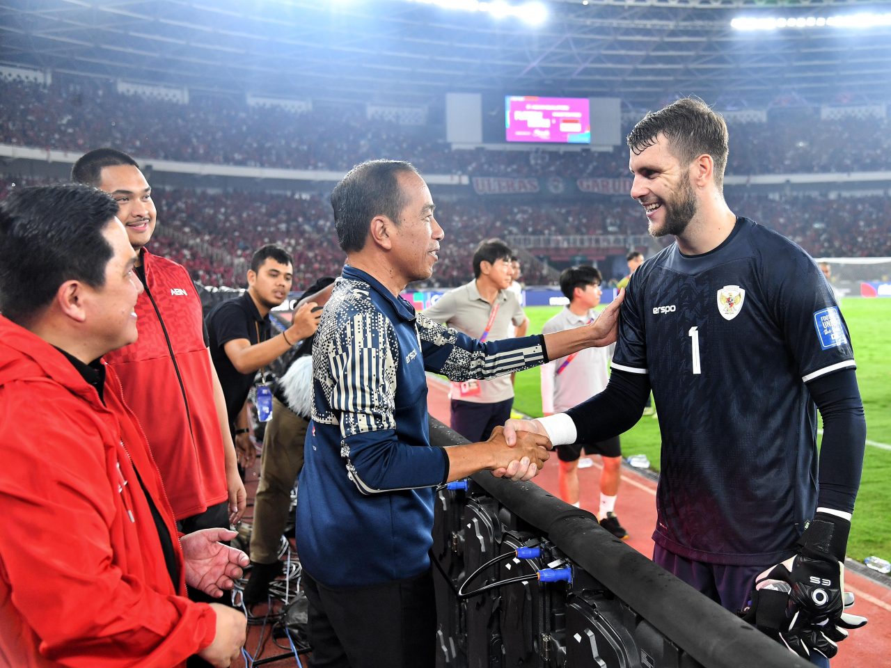 Presiden Jokowi (kiri) saat berbincang dengan kiper Timnas Indonesia Maarten Paes (kanan). (Foto/BPMI).