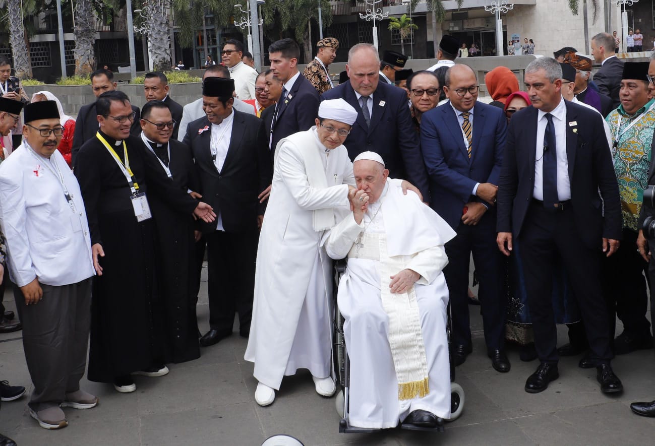 Momen Haru Imam Besar Istiqlal Cium Kepala Paus Fransiskus, Dibalas dengan Cium Tangan. (BeritaNasional/Oke Atmaja).