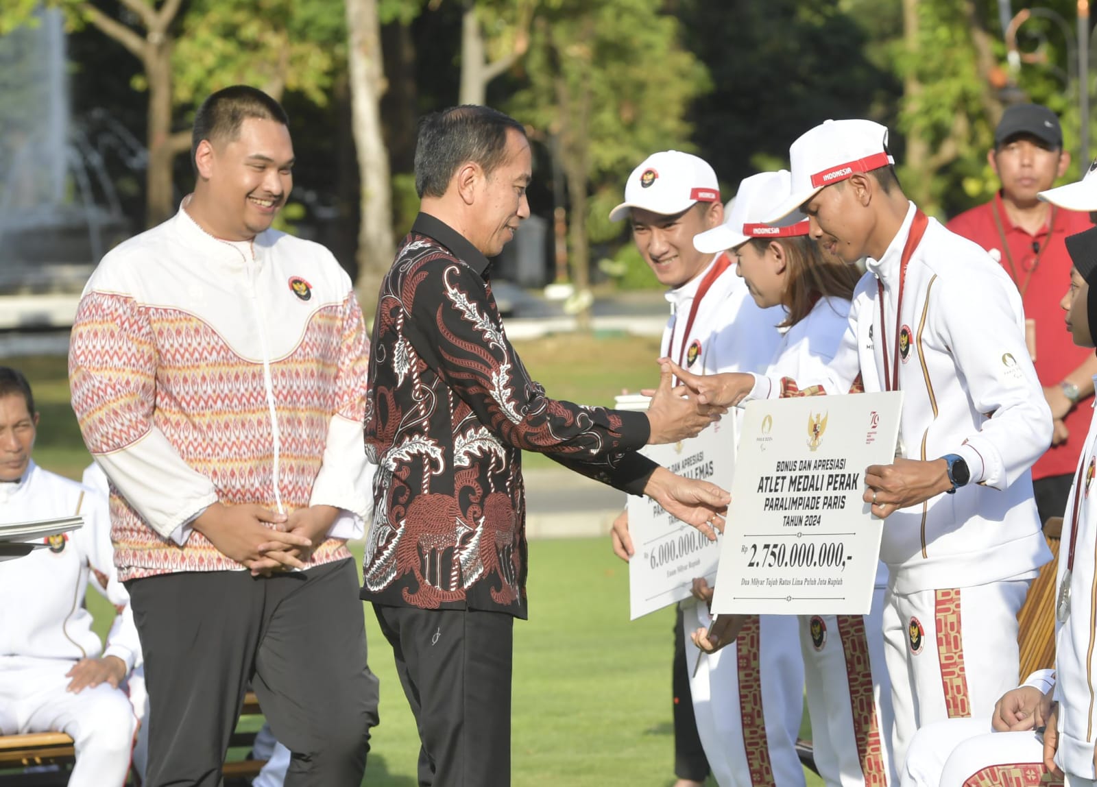 Momen Presiden Jokowi menyerahkan bonus kepada atlet yang berlaga di Paralimpiade Paris 2024. (Foto/Kemenpora)