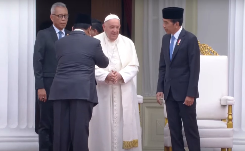 Momen Jokowi Kenakan Prabowo ke Paus Fransiskus. (Foto/YouTube Sekretariat Presiden).