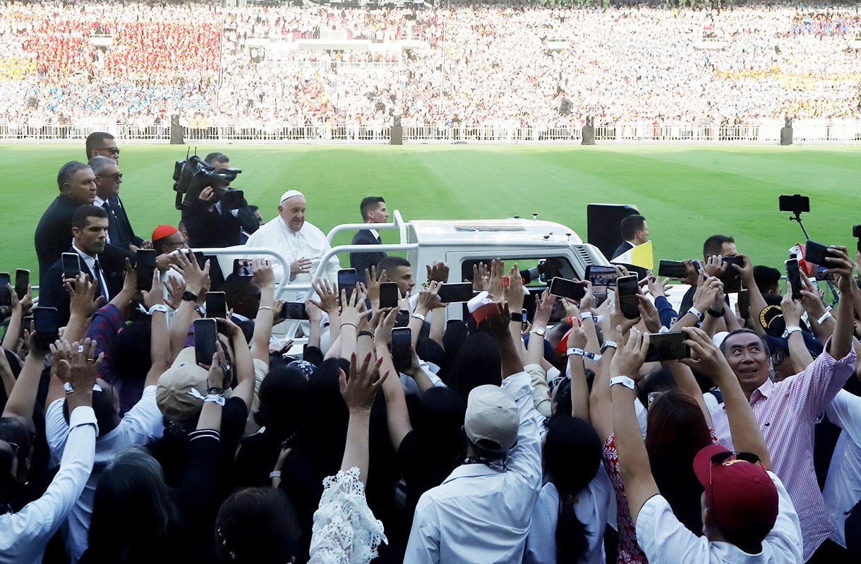 Momen Paus Naik Maung Sapa Umat yang Ikut Misa Agung di GBK. (BeritaNasional/Oke Atmaja).