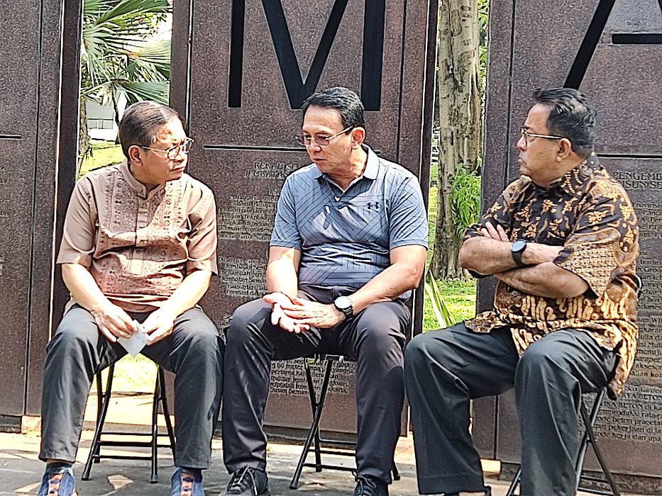 Paslon Pramono Anung-Rano Karno duduk bersama mantan Gubernur DKI Ahok di Simpang Semanggi. (BeritaNasional/Ahda)