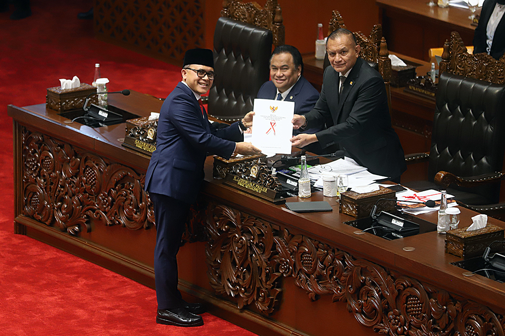 Menteri Pendayagunaan Aparatur Negara dan Reformasi Birokrasi serahkan pendapat terkait RUU perubahan Watimpres. (BeritaNasional/Elvis Sendouw)