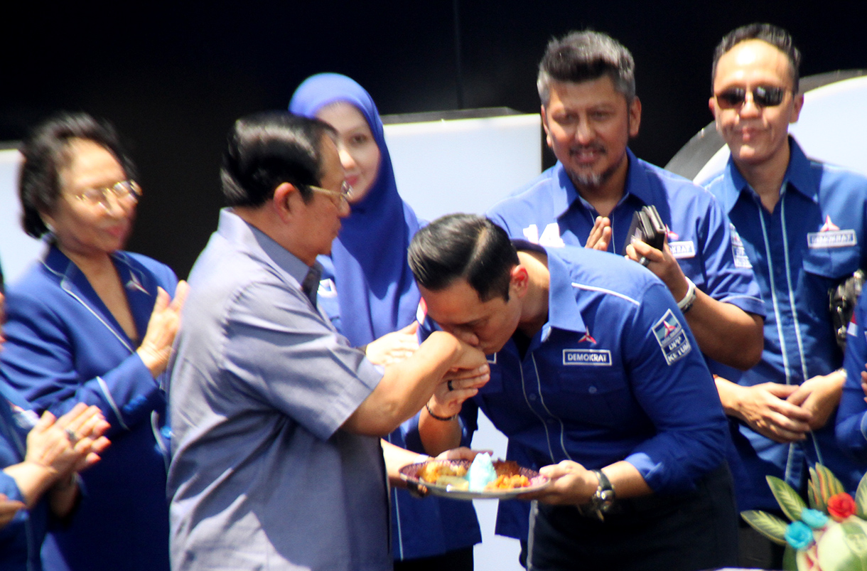 Presiden ke - 6 RI Susilo Bambang Yudhoyono (kiri) saat menerima nasi tumpeng dari  Ketua Umum Partai Demokrat Agus Harimurti Yudhoyono saat syukuran dalam rangka Hari Ulang Tahun (HUT) ke-23, di Kantor DPP Demokrat, Jalan Proklamasi No 41, Jakarta Pusat, Senin (9/9). (BeritaNasional.com/ Oke Atmaja)