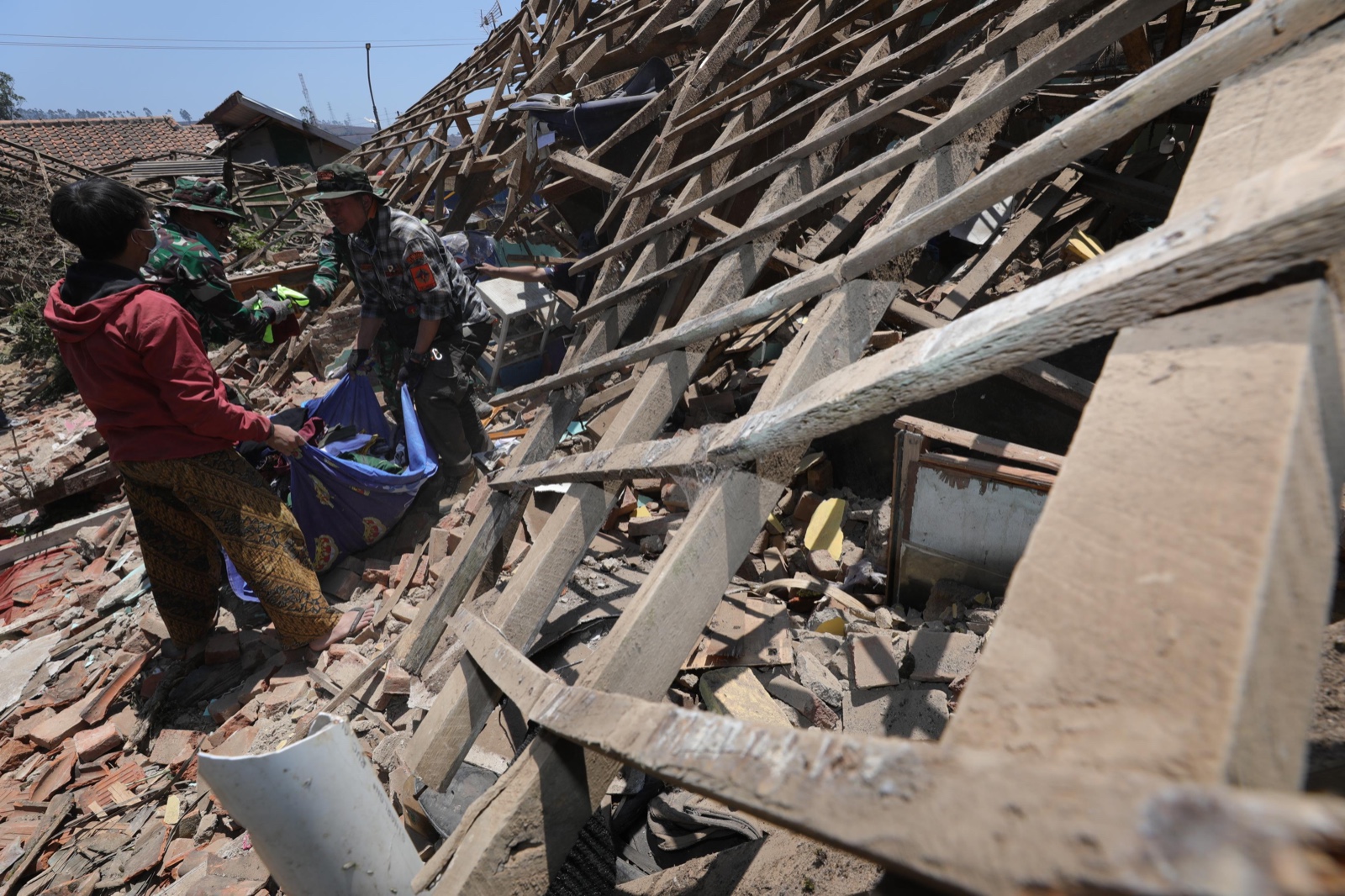 Rumah warga mengalami kerusakan imbas gempa Bandung Raya. (Foto/BNPB)