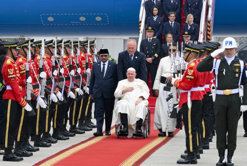 Paus Fransiskus tiba di Indonesia (Foto/Vatican News)