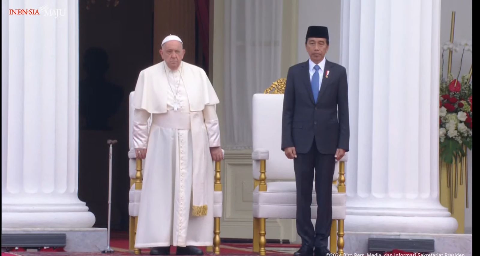 Paus Fransiskus bersama Presiden Jokowi (kanan) di Istana Negara Jakarta. (BeritaNasional/tangkapan layar)