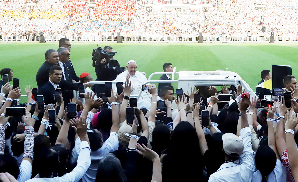 Suasana saat Pemimpin umat Katolik dunia yang juga Kepala Negara Vatikan Paus Fransiskus memasuki area Misa Akbar di Stadion Utama Gelora Bung Karno (GBK) Senayan, Jakarta, Kamis (5/9/2024). (BeritaNasional.com/ Oke Atmaja)