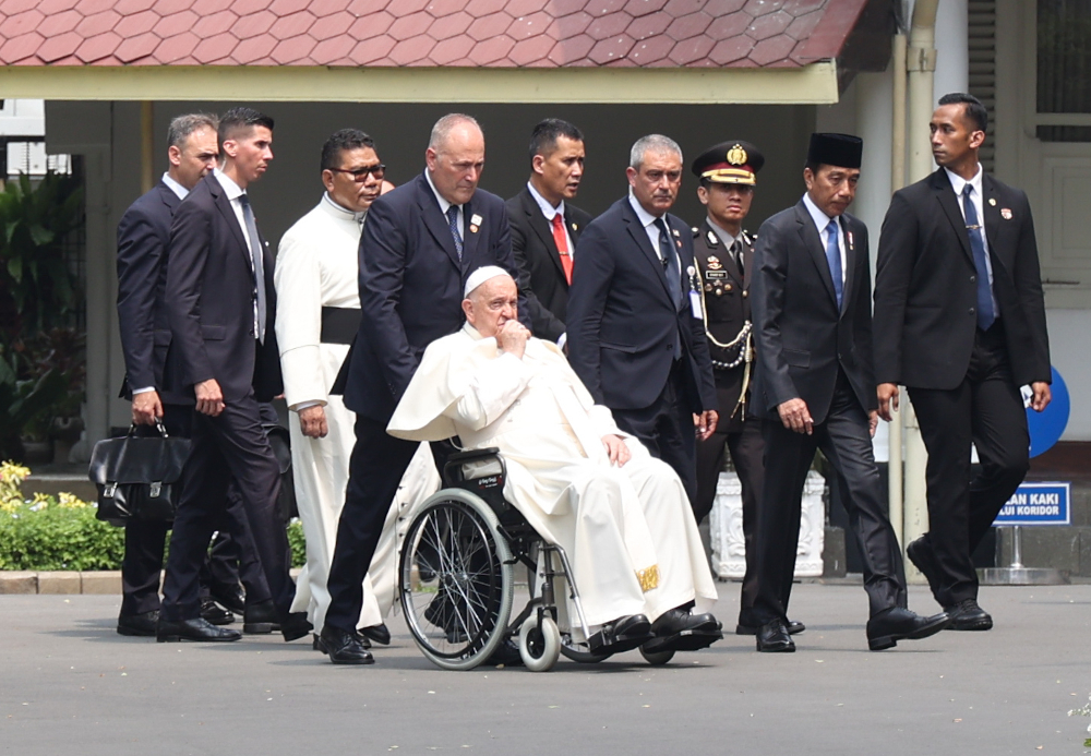 Paus Fransiskus (pakaian putih) bersama Presiden Jokowi di Istana Negara Jakarta. (Foto/Indonesia Papal Visit Committee)