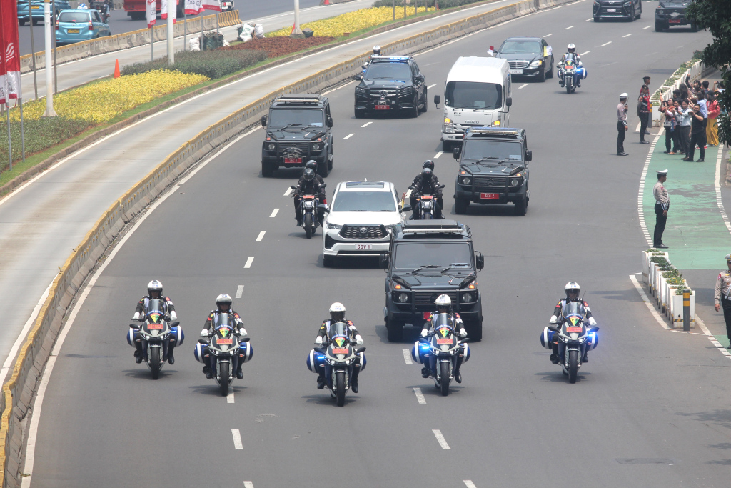 Mobil yang membawa Pemimpin Gereja Katolik Dunia Paus Fransiskus melintasi Jalan Jenderal Sudirman, Jakarta, Selasa (3/9/2024). (Berita Nasional.Com/Oke Atmaja)