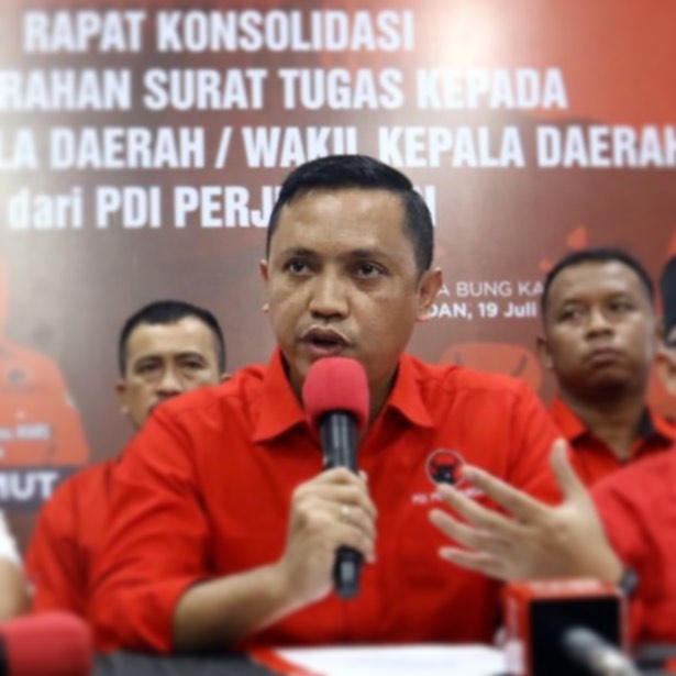 Ketua DPP PDIP Ronnya Talapessy saat menanggapi soal Tia Rahmania. (Foto/Instagram @ronnytalapessy)