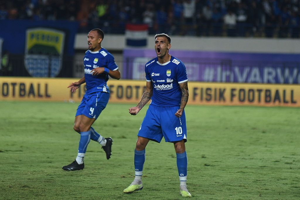 Pemain Persib Bandung, Gustavo Franca dan Tyronne del Pino (kanan), saat menghadapi PSIS di lanjutan Liga 1.