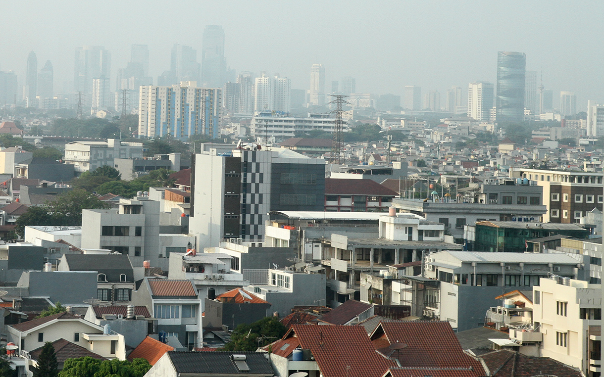 Foto udara pemukiman dengan latar belakang gedung bertingkat di kawasan Jakarta, Kamis (12/9/2024). (BeritaNasional.com/ Oke Atmaja)