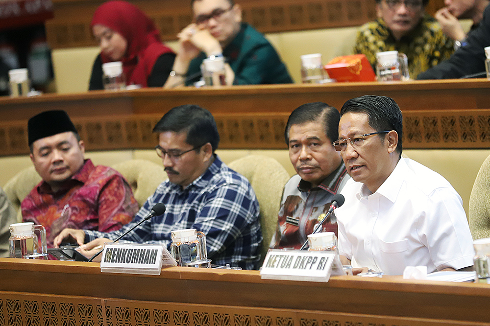 Menteri Hukum dan HAM Supratman Andi Agtas (kanan) di Kompleks Parlemen, Senayan, Jakarta, beberapa waktu lalu. (BeritaNasional/Elvis Sendouw)