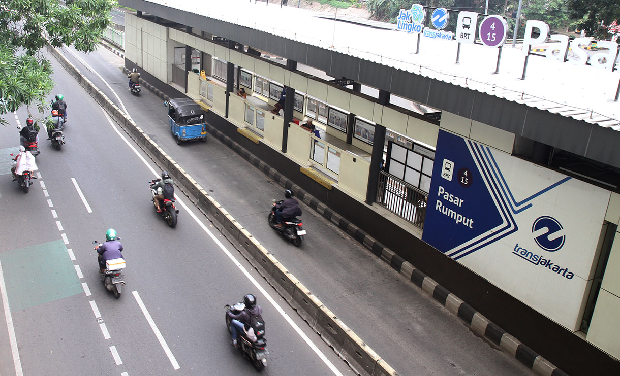 Sejumlah pengendara motor menerobos jalur busway di kawasan Halte Pasar Rumput, Jakarta, Rabu(25/9/2024). (BeritaNasional.com/Oke Atmaja)