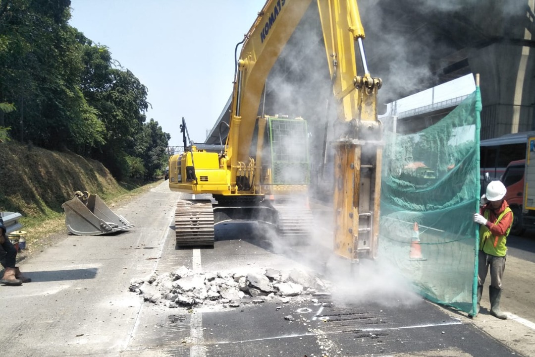 Perbaikan di ruas jalan tol Transjawa. (Foto/Jasa Marga).