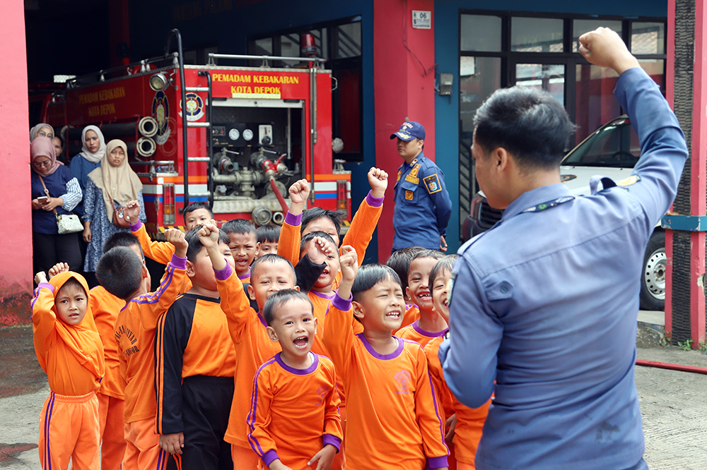 Keseruan anak PAUD saat diedukasi tentang penanganan kebakaran. (BeritaNasional/Elvis Sendouw)