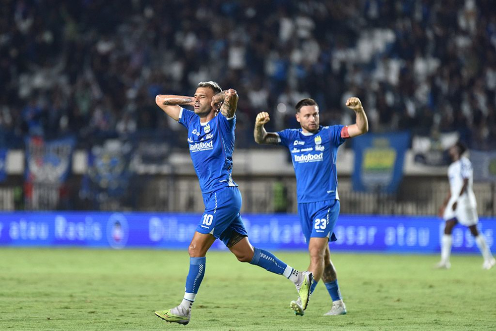 Tyronne Del Pino (kiri) merayakan golnya ke gawang PSIS S. Nurhadi P. (Foto/Persib)