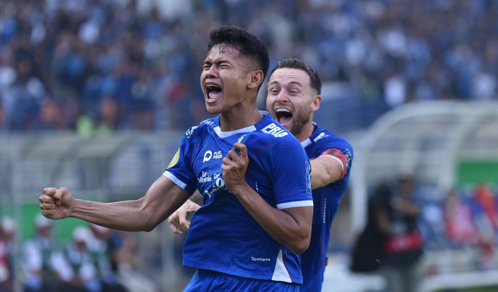 Pemain Persib Dimas Drajad merayakan gol yang dicetaknya ke gawang Persija Jakarta di Stadion Si Jalak Harupat Kabupaten Bandung, Senin, 23 September 2024. (Foto/PERSIB.co.id)