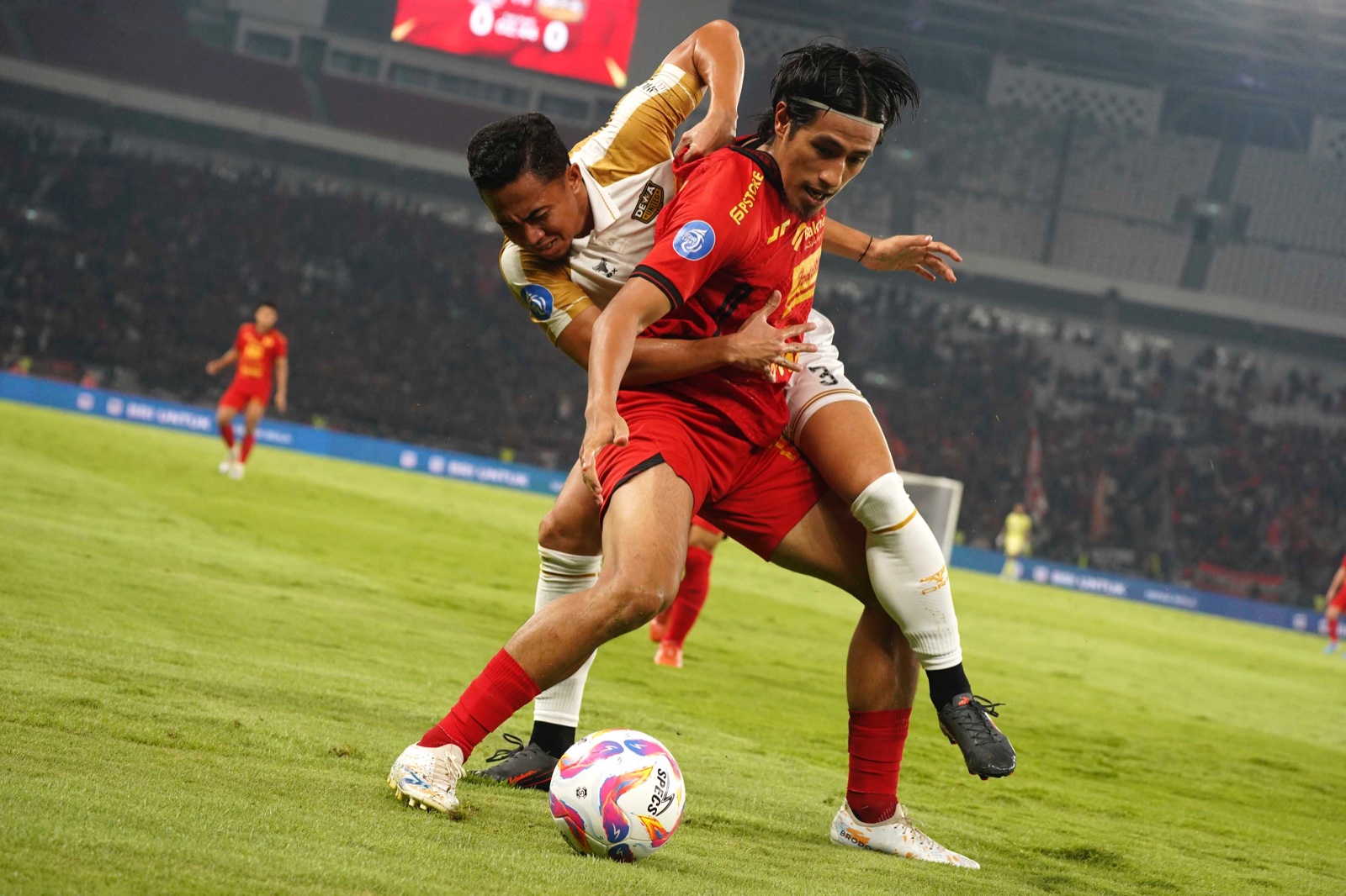 Pemain Persija Hanif Sjahbandi saat berduel dengan pemain Dewa United. (Foto/Persija).