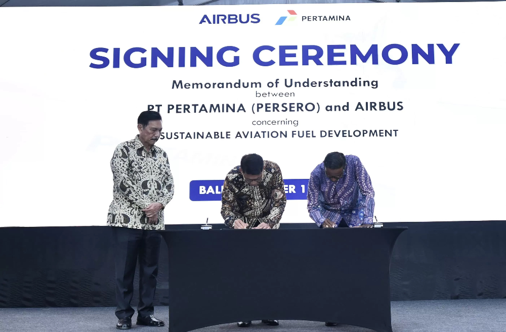 Penandatanganan kerja sama antara Pertamina dan Airbus untuk mengembangkan SAF di Indonesia. (Foto/BUMN)