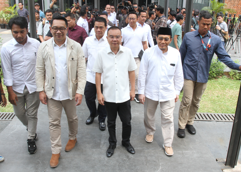 Ketua Harian DPP Partai Gerindra Sufmi Dasco Ahmad (kedua kiri) didampingi Ketua Tim Pemenangan Riza Patria (kiri) dan Bakal Calon Gubernur DKI Jakarta Ridwan Kamil (kedua kanan) dan Bacawagub Suswono berjalan bersama saat akan menggelar pertemuan di Hutan Kota Plataran, Senayan, Jakarta, Senin (16/9/2024).  (Berita Nasional.com/Oke Atmaja)