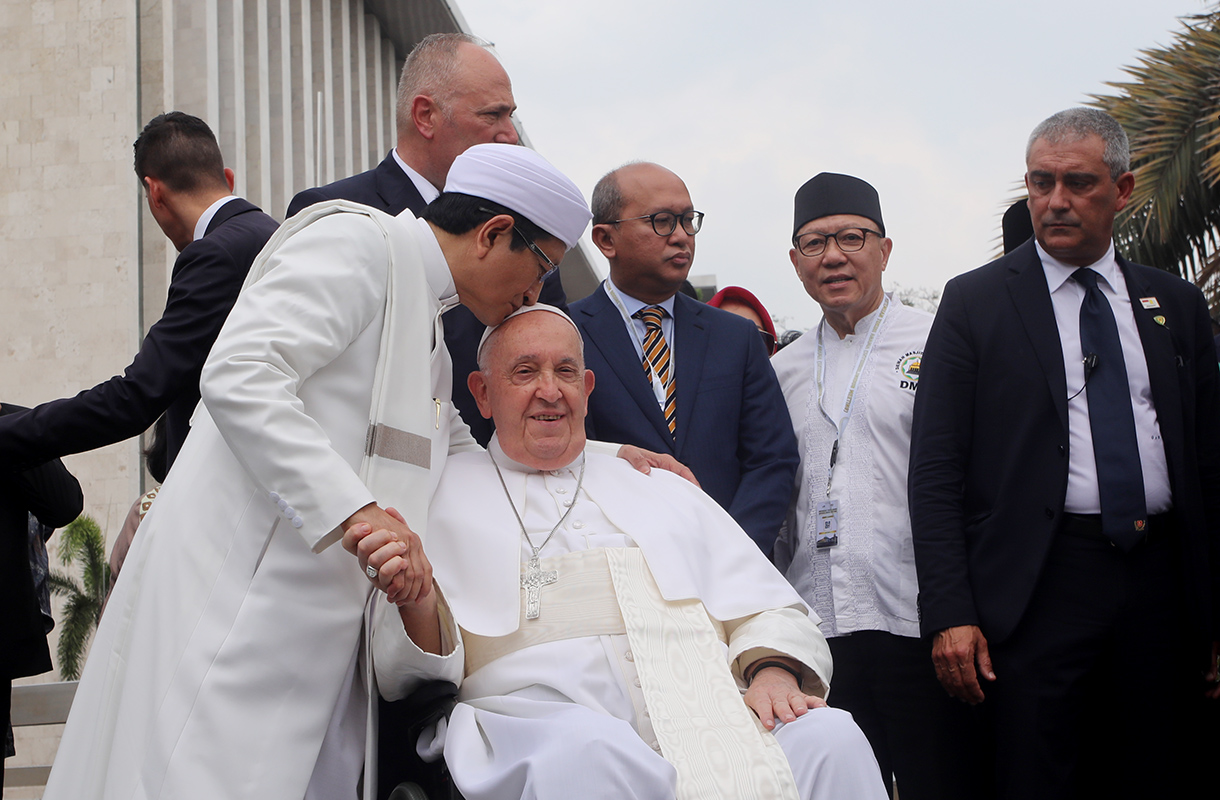 mam Besar Masjid Istiqlal Nasaruddin Umar mencium Pemimpin Takhta Suci Vatikan Paus Fransiskus usai melakukan foto bersama di Masjid Istiqlal, Jakarta, Kamis (5/9/2024).(BeritaNasional/Oke Atmaja)