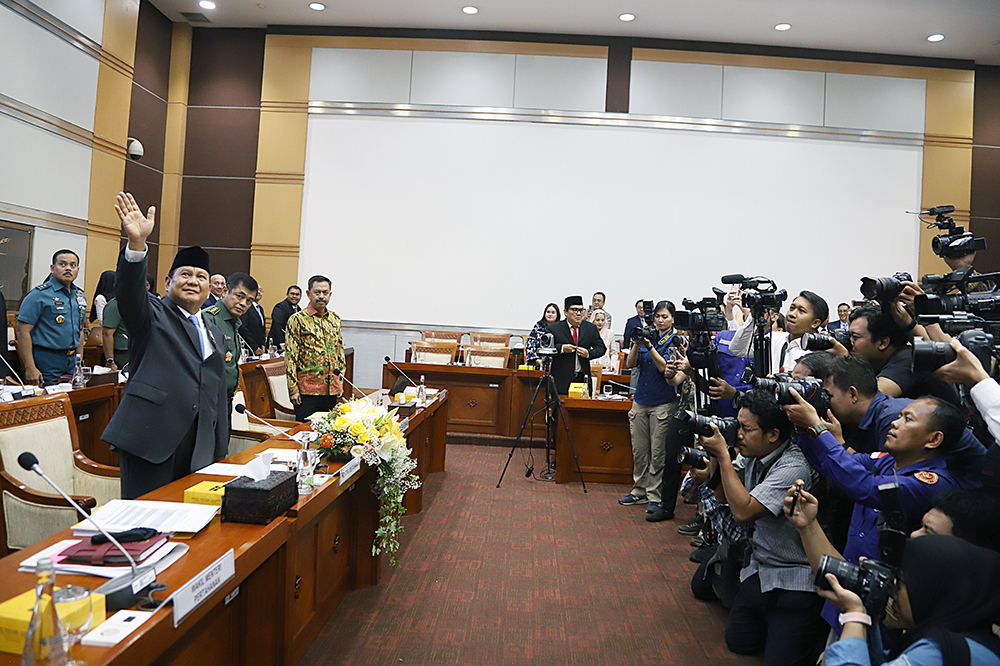 Menteri Pertahanan yang juga Presiden terpilih Prabowo Subianto menghadiri rapat kerja Komisi I bahas pertahanan. (BeritaNasional/Elvis Sendouw)