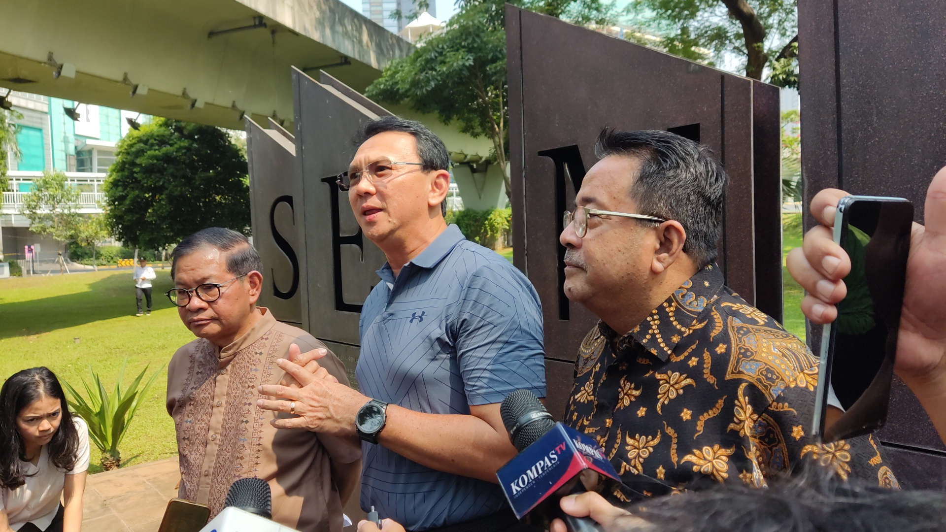 Mantan Gubernur Jakarta Basuki Tjahaja Purnama alias Ahok bersama Paslon Pramono-Karno di Simpang Semanggi. (BeritaNasional/Ahda)