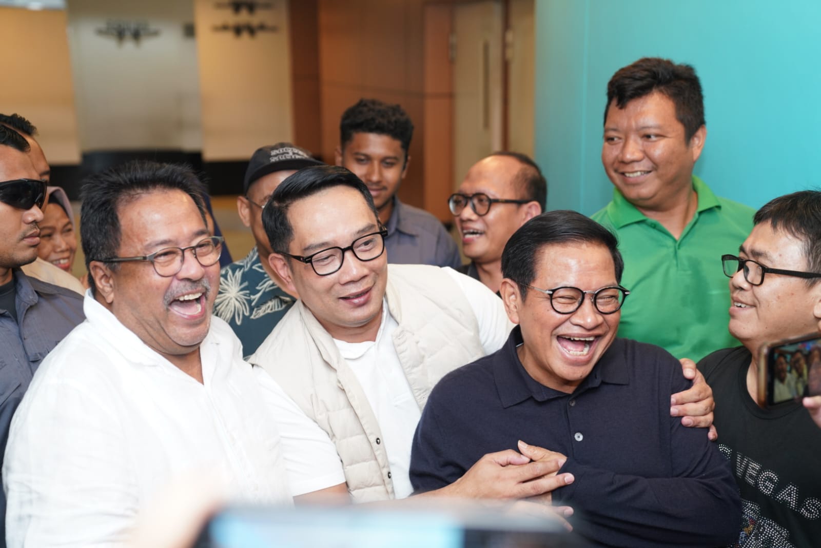 Paslon Pramono Anung-Rano Karno saat bertemu dengan Ridwan Kamil di Taman Ismail Marzuki. (Foto/Tim Pramono-Rano).