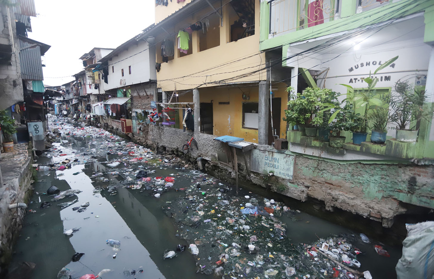 Potret lingkungan pada penduduk di Kota Jakarta. Paslon Pramono Anung-Rano Karno berjanji membuat program bedah rumah bagi mereka. (BeritaNasional/Oke Atmaja)