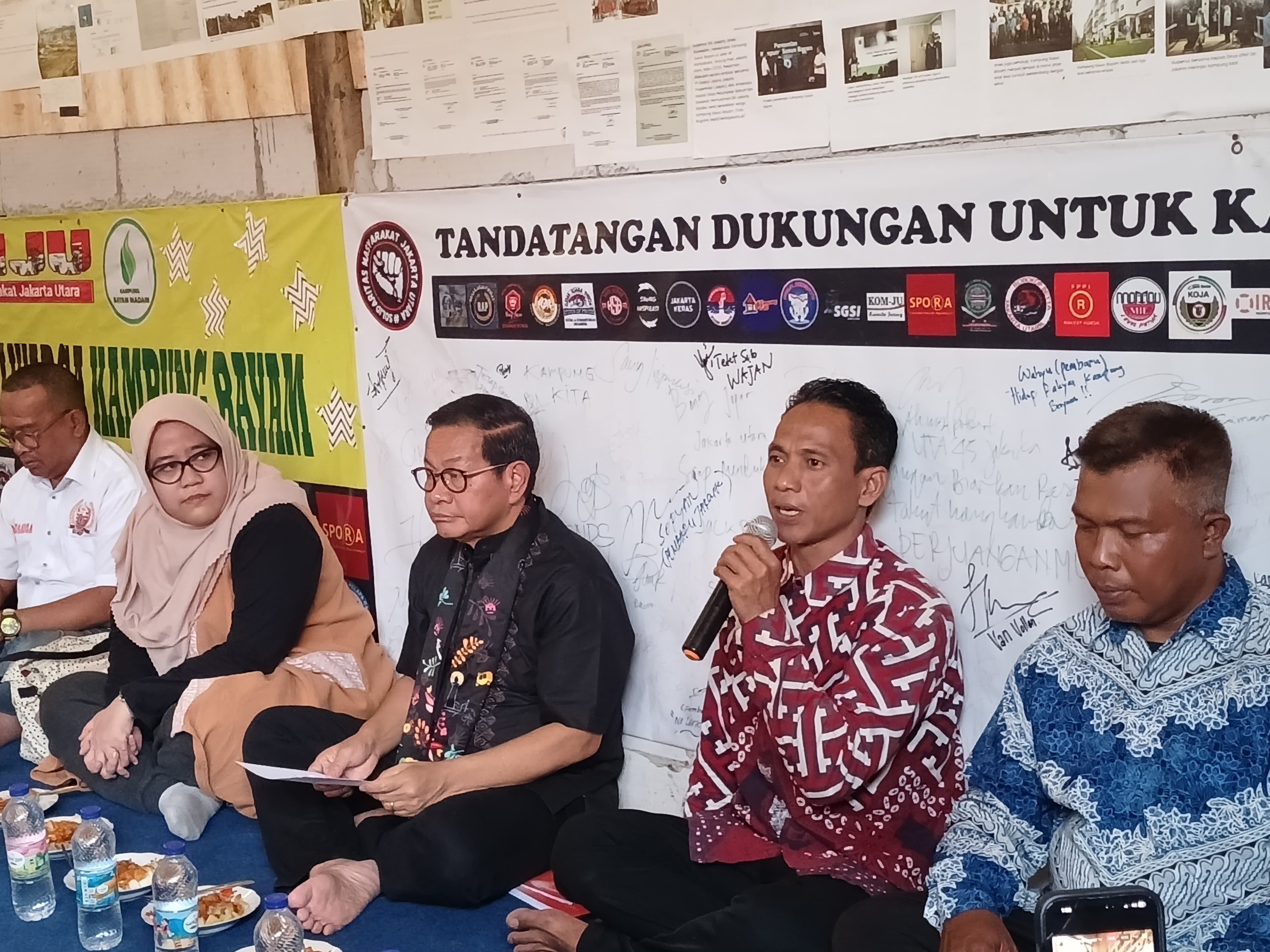 Calon gubernur Jakarta nomor urut 3 Pramono Anung (tiga dari kanan) saat bertemu dengan warga Kampung Bayam, Jakarta Utara. (BeritaNasional/Ahda)