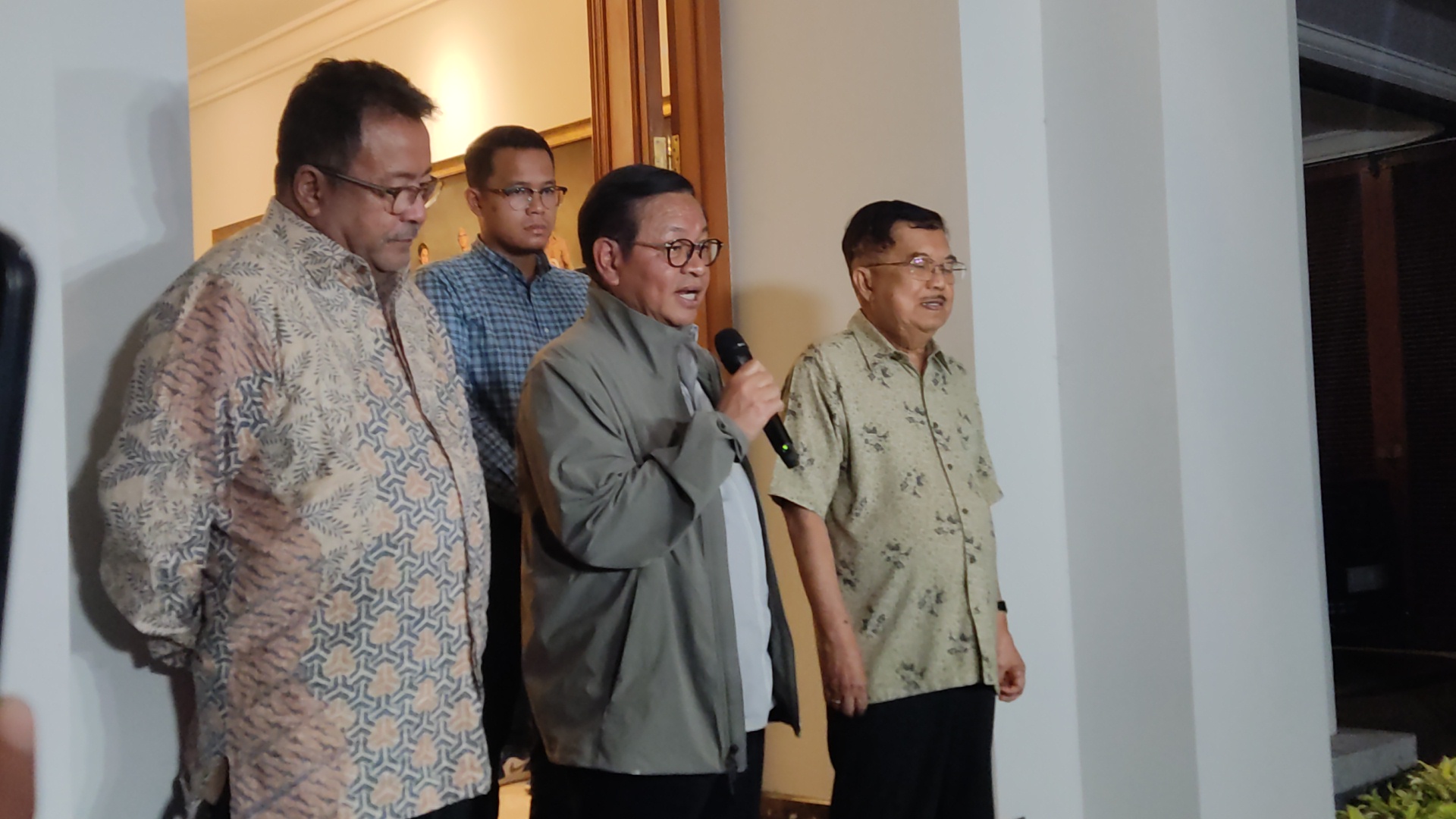 Cagub Jakarta Pramono Anung (tengah) bersilaturahmi ke kediaman Jusuf Kalla (kanan). (BeritaNasional/Ahda)