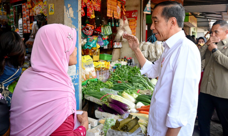 Presiden Joko Widodo bersama Ibu Iriana Joko Widodo mengunjungi Pasar Dukuh Kupang di Kota Surabaya, Provinsi Jawa Timur, pada Jumat, 20 September 2024. (BeritaNasional/Setkab)